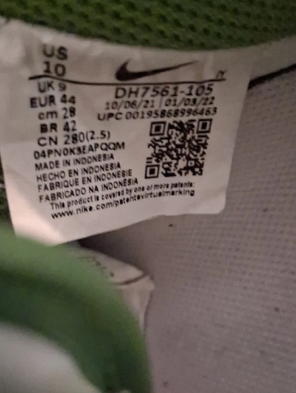 Nike Men’s White and Green Low-Top Sneakers - Classic Swoosh